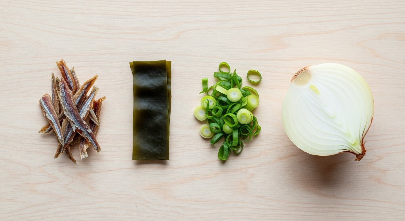 국물 요리의 기본 재료인 다시마, 멸치, 대파, 양파가 깔끔하게 준비된 모습