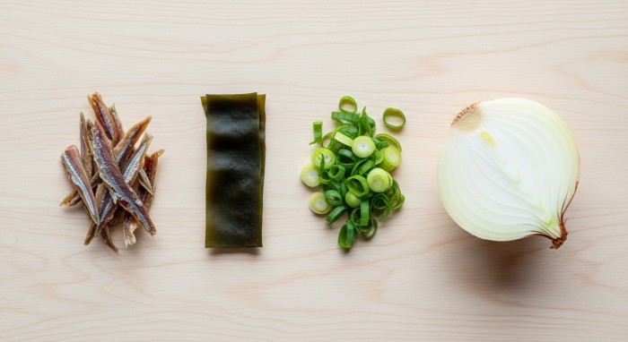 국물 요리의 기본 재료인 다시마, 멸치, 대파, 양파가 깔끔하게 준비된 모습