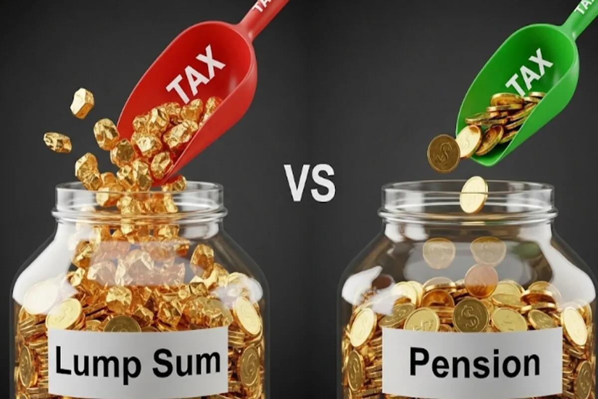 일시금 수령과 연금 수령 시 세금 차이를 금화가 담긴 유리병으로 시각적으로 비교