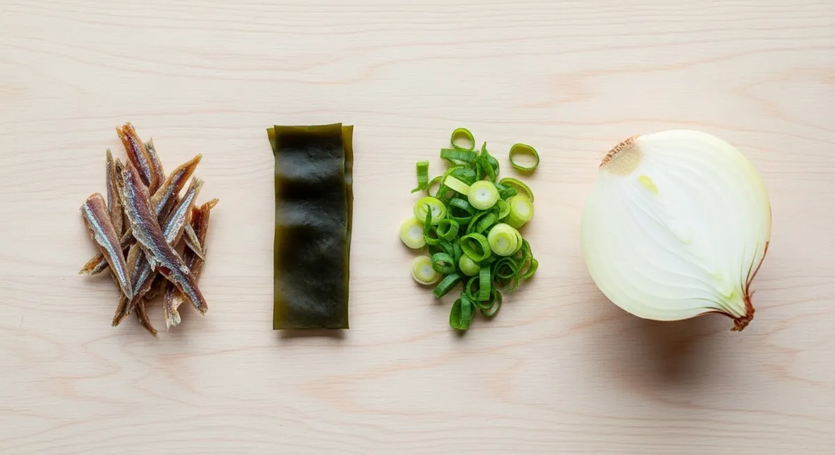 국물 요리의 기본 재료인 다시마, 멸치, 대파, 양파가 깔끔하게 준비된 모습