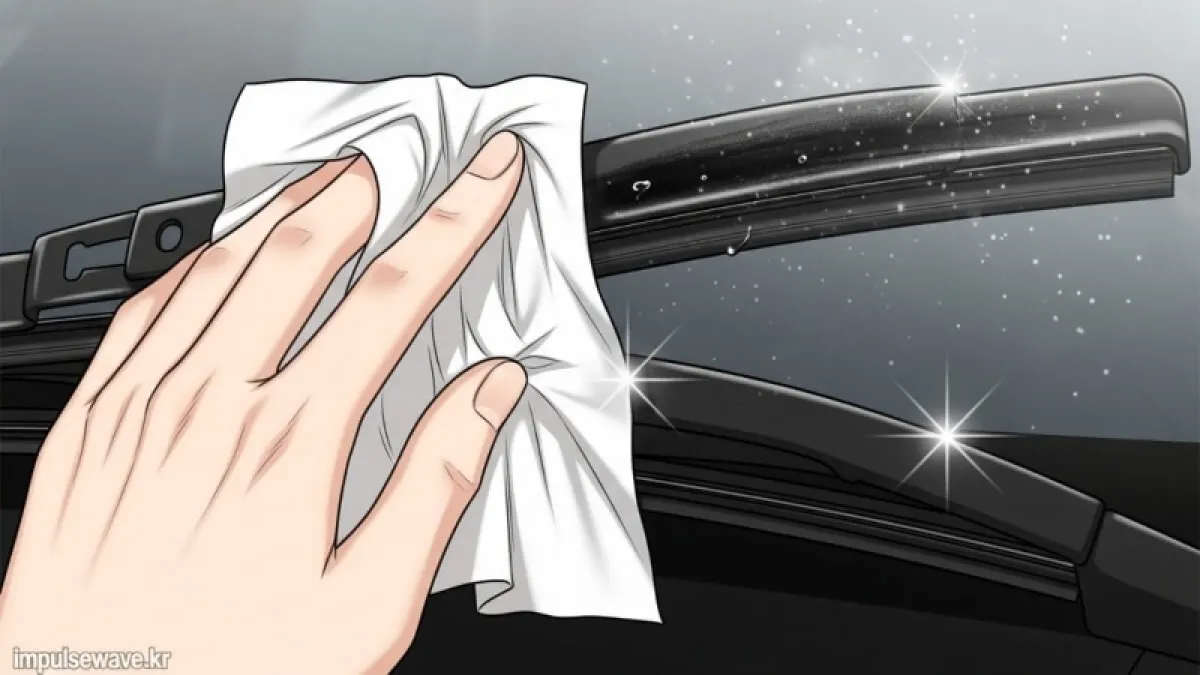 물티슈로 와이퍼의 검은 고무날을 닦아 오염물질을 확인하는 모습